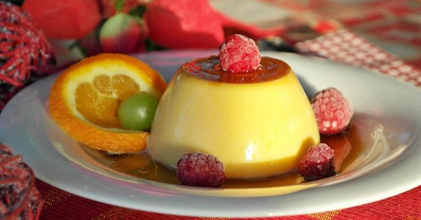 Quels sont les conseils pour faire une panna cotta à la vanille avec un coulis de framboises?